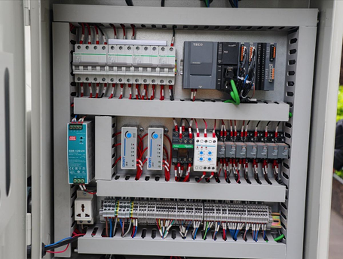 EcoWood CFS-200 CFS-200 OPT  Шкаф управления  В шкафу управления установлены электро-компоненты ведущих мировых производителей:вся система собрана из оригинальной продукции Schneider и прошла строгие системные испытания и многоканальные проверки д...